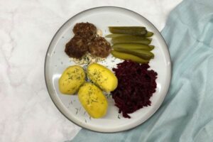 Kodused kotletid kartuli ja köögiviljadega